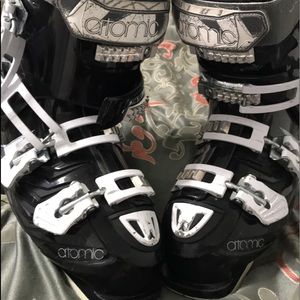 Atomic Ski Boots size 7 (24.0)